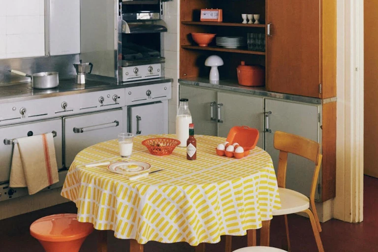 la reconstitution d'une cuisine des années 60 sur le compte Instagram de Monoprix