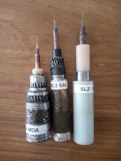 Trois petits morceaux de câbles électriques en série
