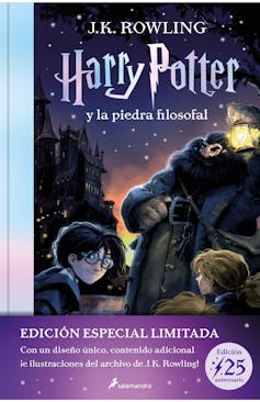 Portada del primer libro de la saga de Harry Poter editado en español por el sello Salamandra de Penguin Books.