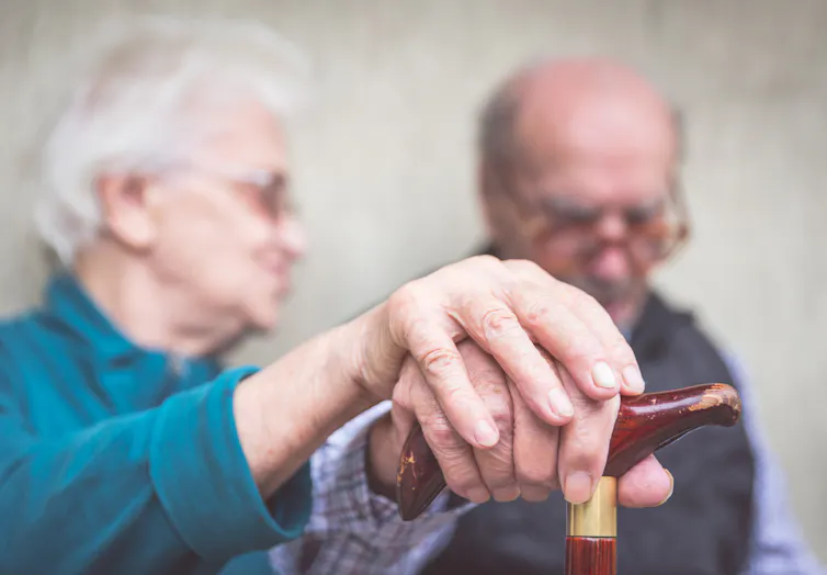 Foto borrosa de una pareja de ancianos.