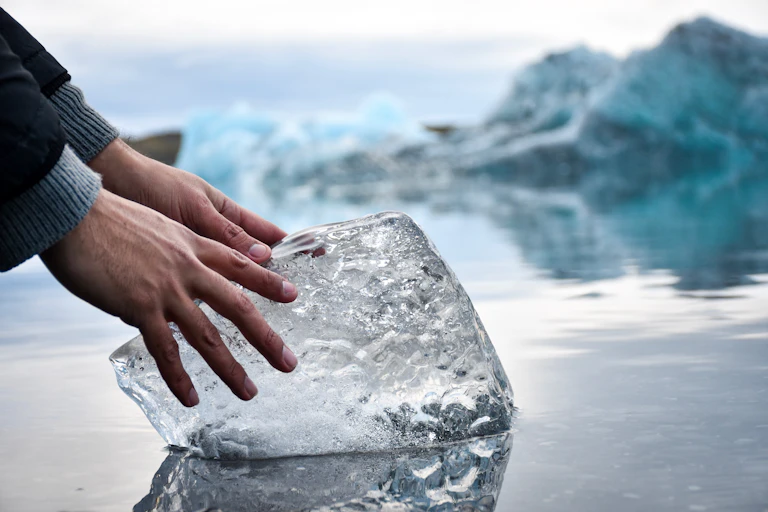 Un homme tient un bloc de glace.