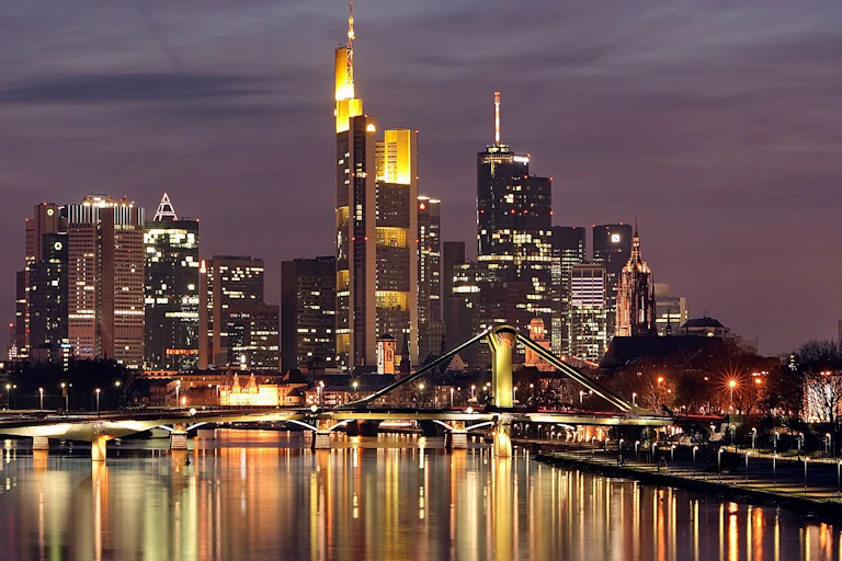 Une vue nocturne de la skyline de Francfort avec vue sur le quartier d'affaires