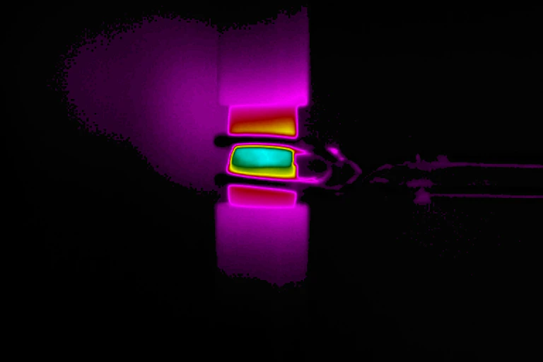 Photo en imagerie thermique d'un plastique (polyéthylène) rendu stimulable et chauffé par induction magnétique.