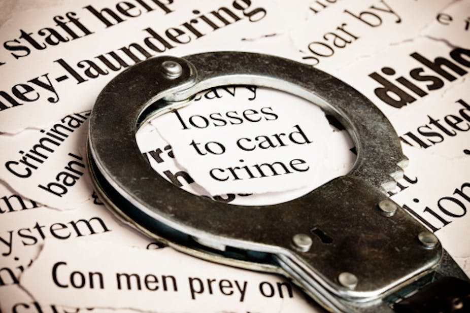 A stock photo showing closed handcuffs frame and a headline on credit card crime