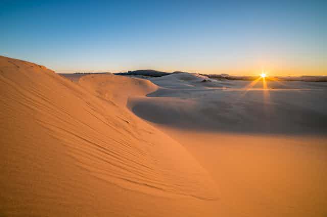 Dunes de sable au coucher du soleil.