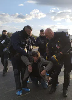 Un homme est emmené par la police