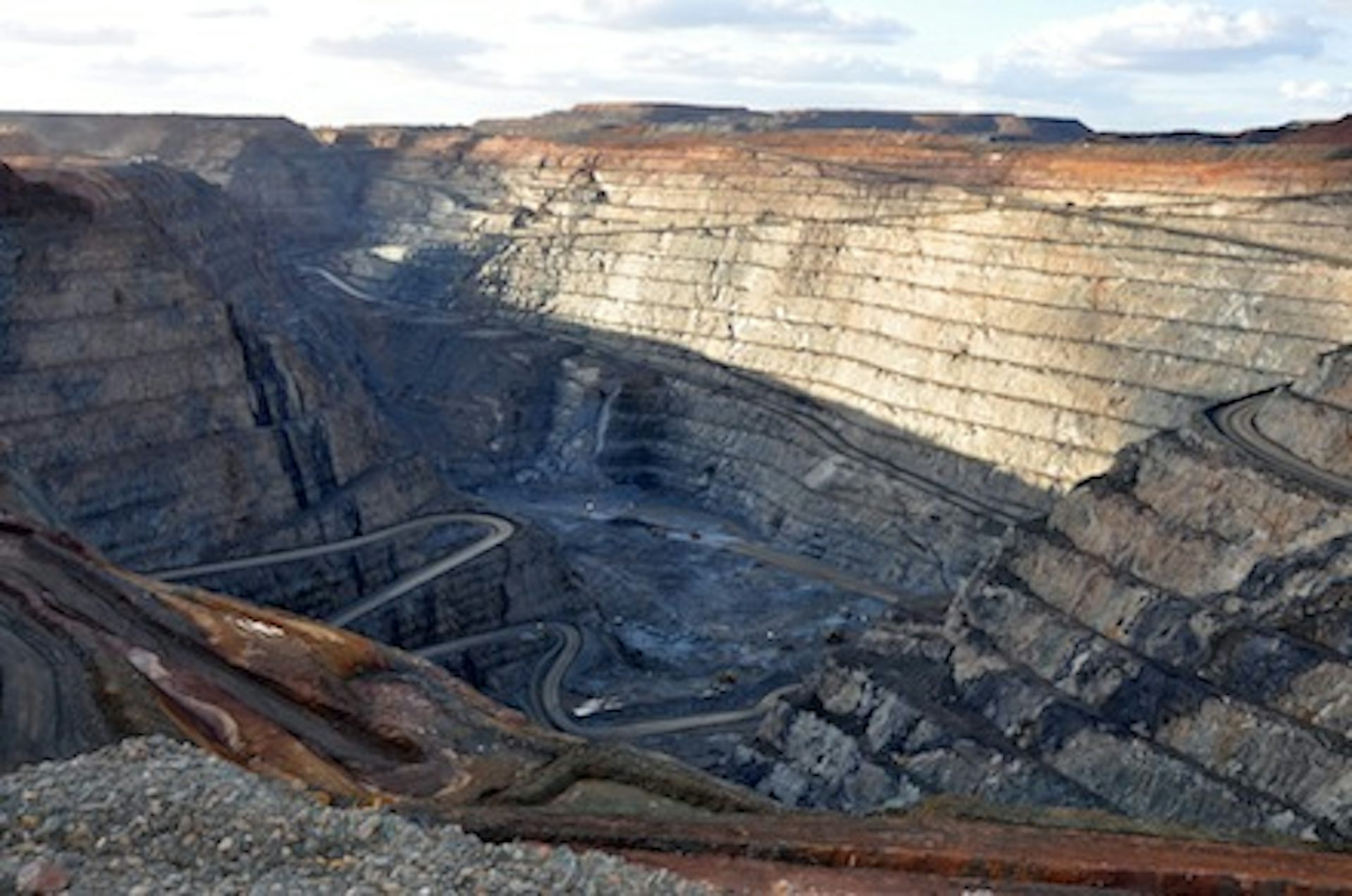 Добыча платины в юар. Хромитовая руда. Золотая лихорадка в африке. Добыча полезных ископаемых в африке. Месторождения платины.