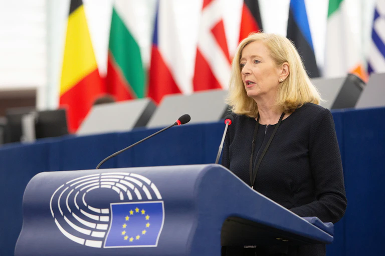 Emily O'Reilly au pupitre au Parlement européen