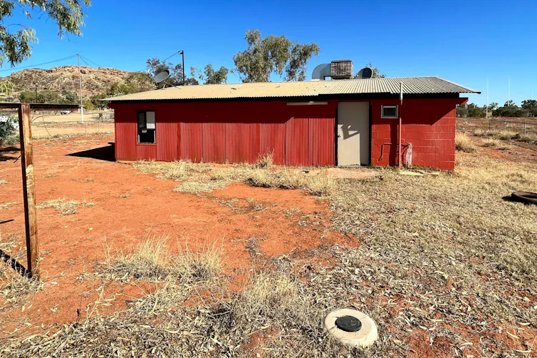 Photo of poorly-maintened Indigenous housing