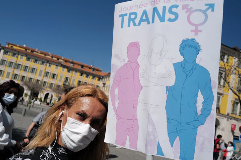 Une personne transgenre tient une pancarte alors qu'elle participe à la «Journée internationale de la visibilité des transgenres» à Nice, le 31 mars 2021.