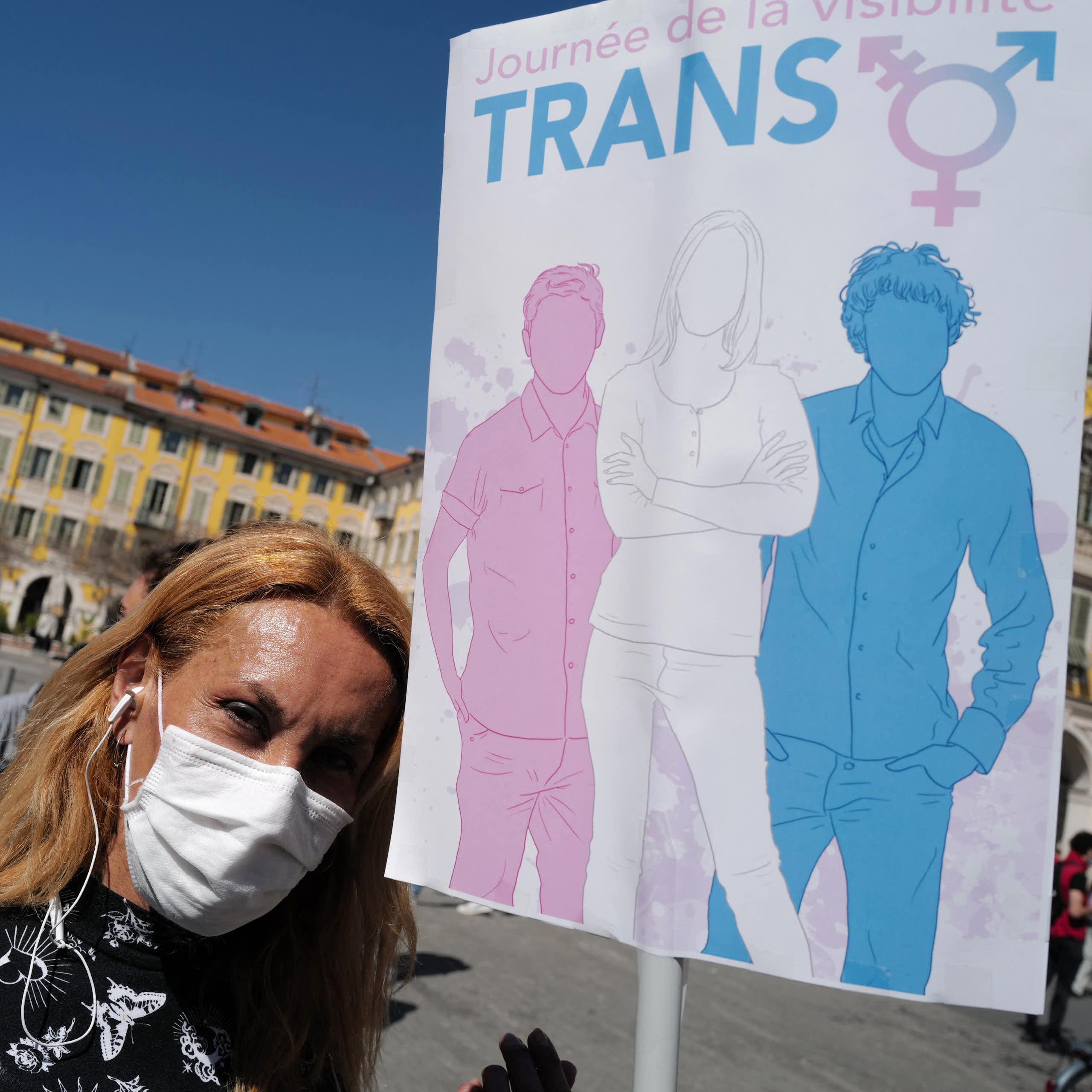 Une personne transgenre tient une pancarte alors qu'elle participe à la «Journée internationale de la visibilité des transgenres»  à Nice,  le 31 mars 2021.