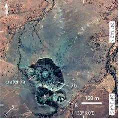 Vista aérea de los cráteres en el suelo causados ​​por el impacto de Henbury en el Territorio del Norte, Australia