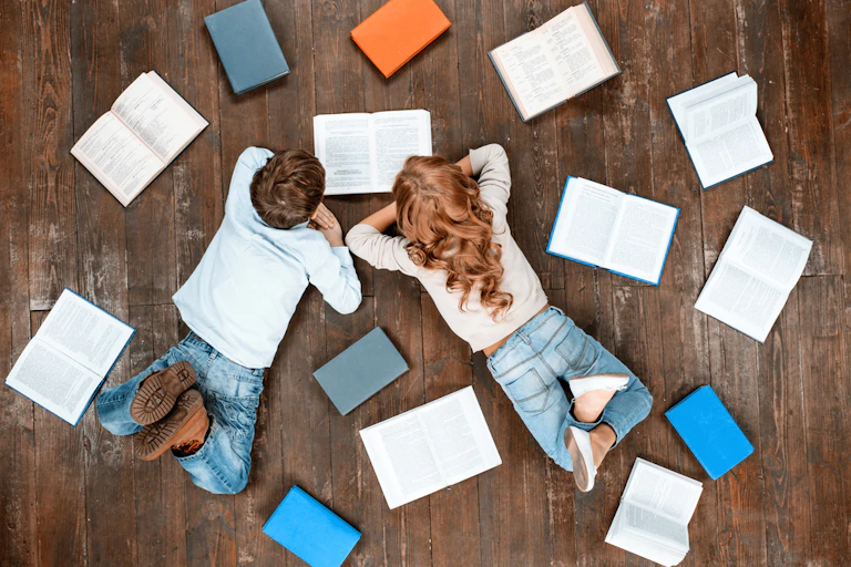 Un garçon et une fille en train de lire des livres