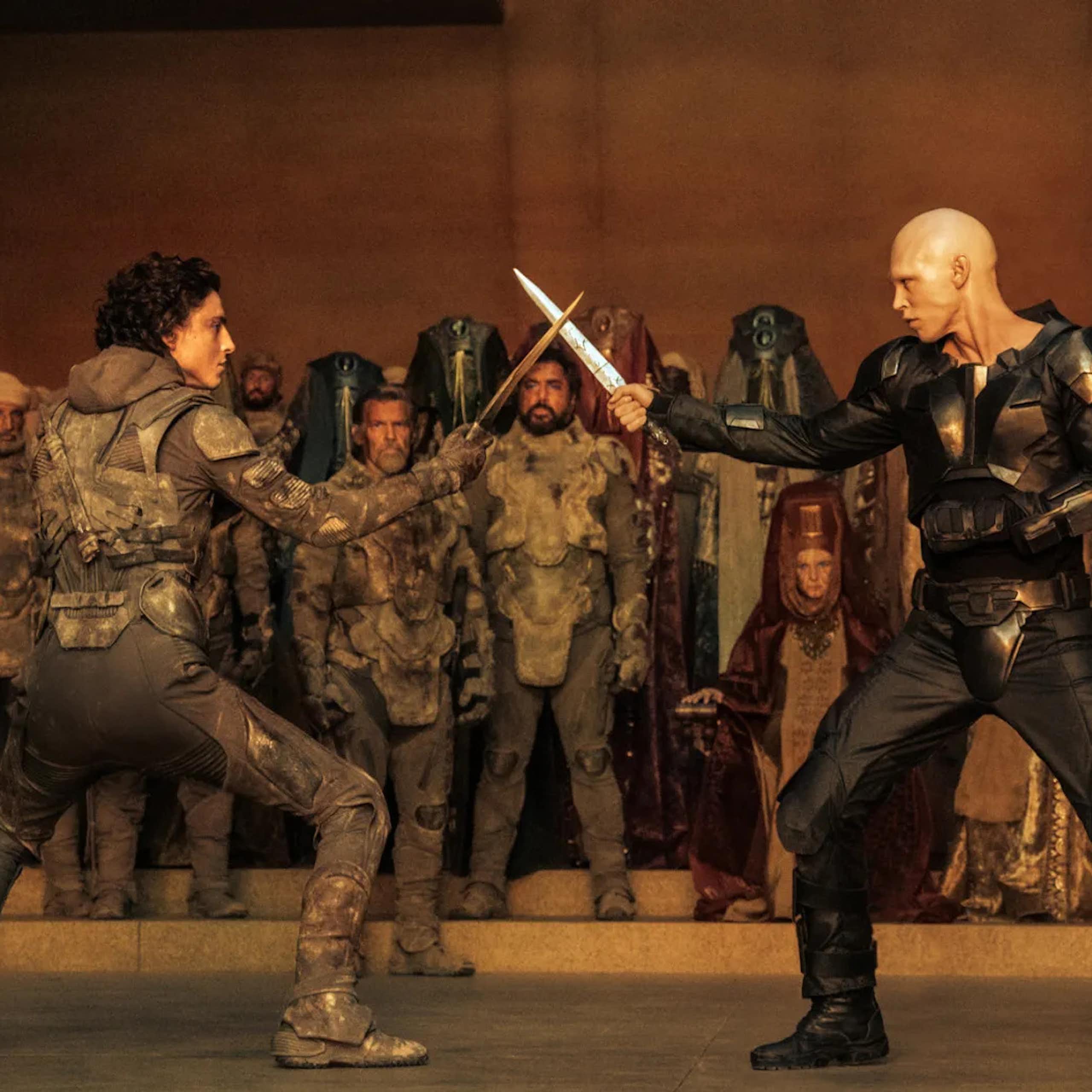 Scène de combat entre Paul Atréides et Feyd-Rautha Harkonnen dans Dune, deuxième partie. Les deux personnages croisent leurs dagues.