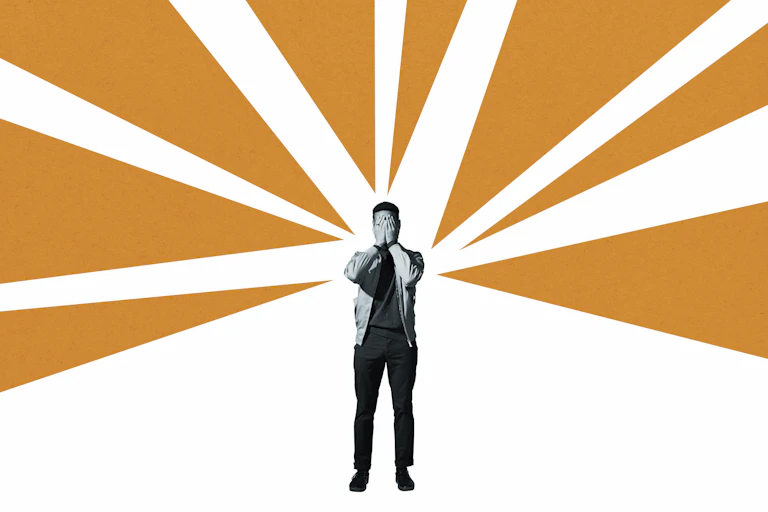 Um homem estressado, cobrindo o rosto com as mãos, em meio a raios laranja ilustrados e um fundo branco.