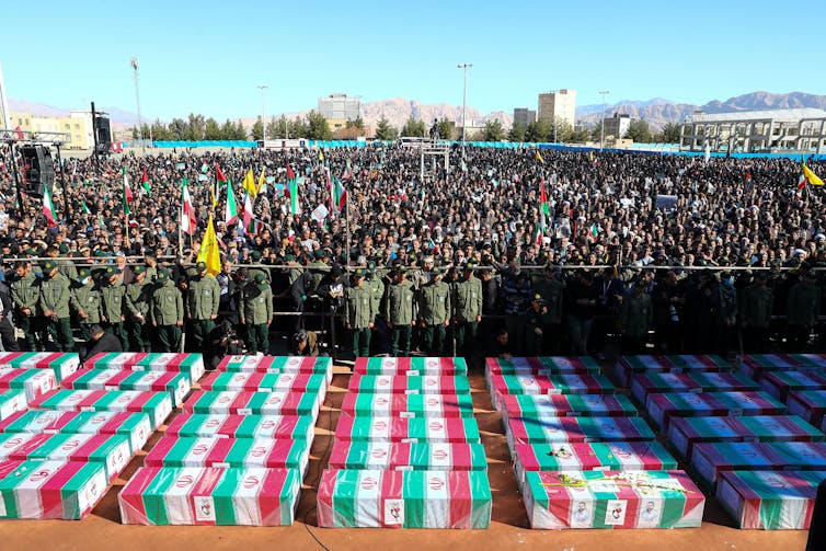 Ataúdes en una ceremonia fúnebre por las víctimas de un atentado terrorista en Irán.