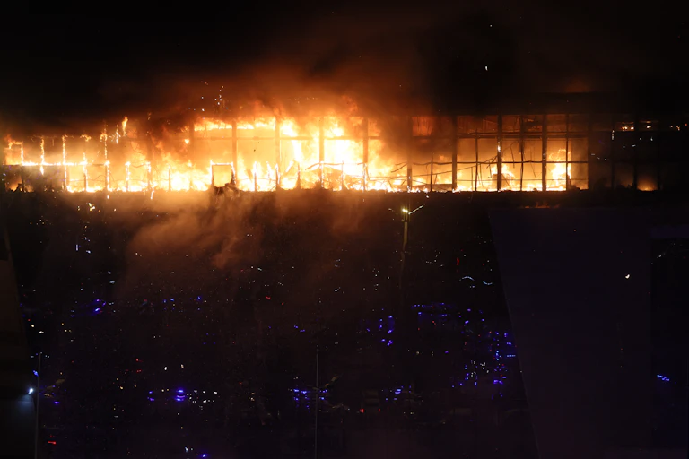 Bâtiment en flammes la nuit