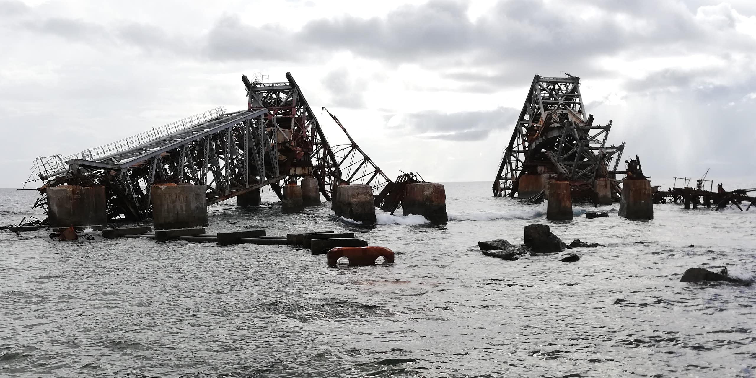 infrastructure abandonnée dans la mer