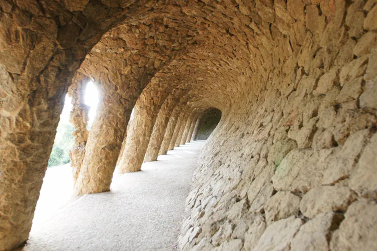 Pórtico de la lavandera en el Park Güell. Foto: Wikimedia commons, CC BY