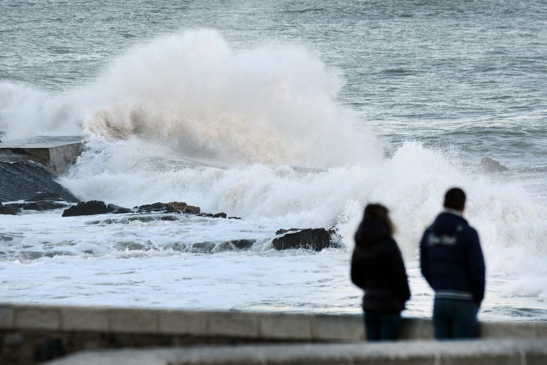deux silhouettes face à la mer