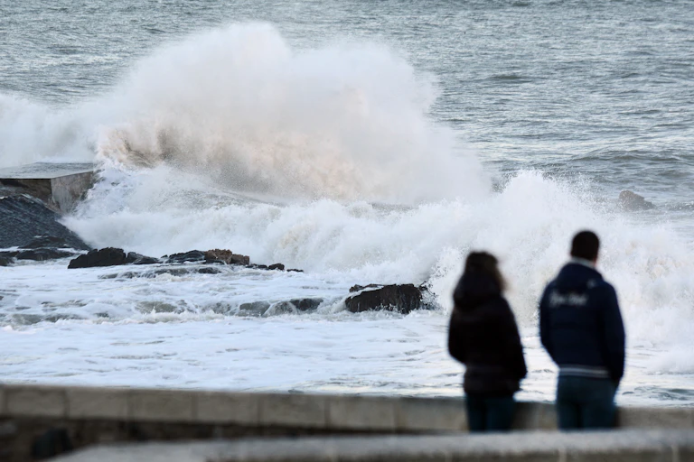deux silhouettes face à la mer