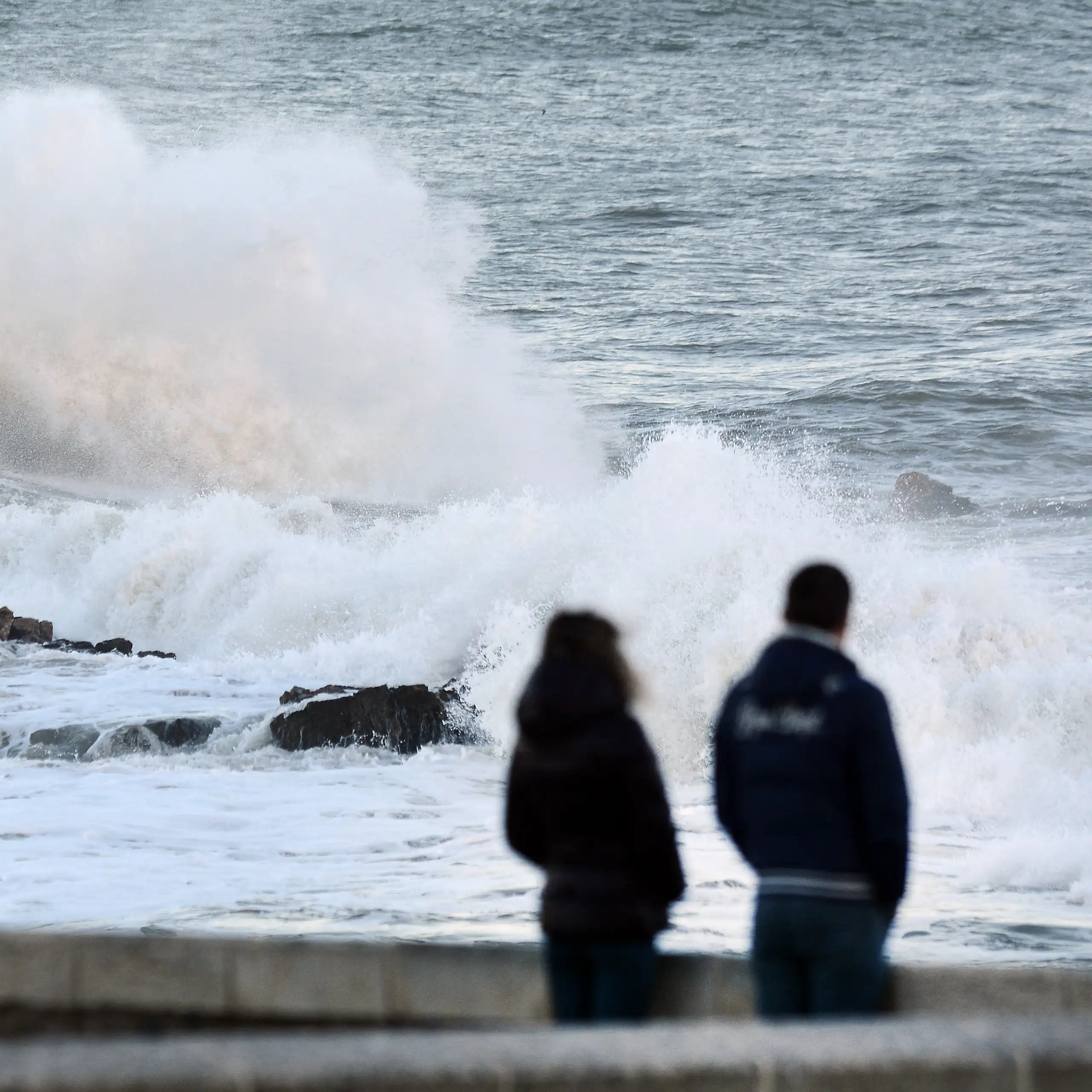 deux silhouettes face à la mer