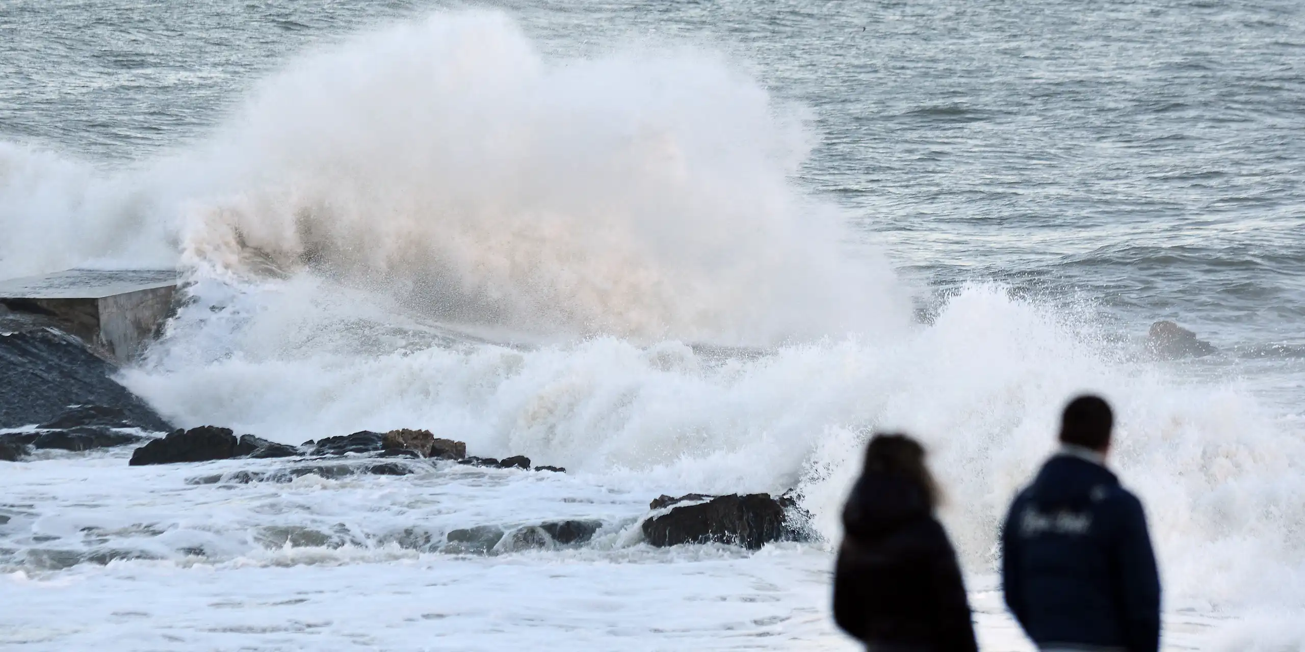 deux silhouettes face à la mer