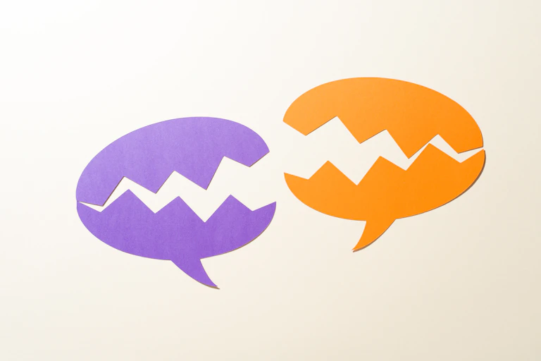 Two chat bubbles facing each other with teeth.