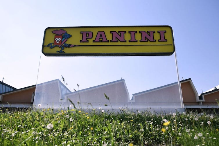 Amarillo y letrero que dice 'PANINI' frente a las instalaciones de fabricación.