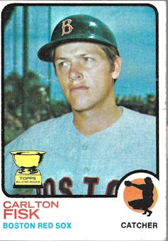 Tarjeta de béisbol con una fotografía en color de un joven que lleva un casco de béisbol con el logotipo 