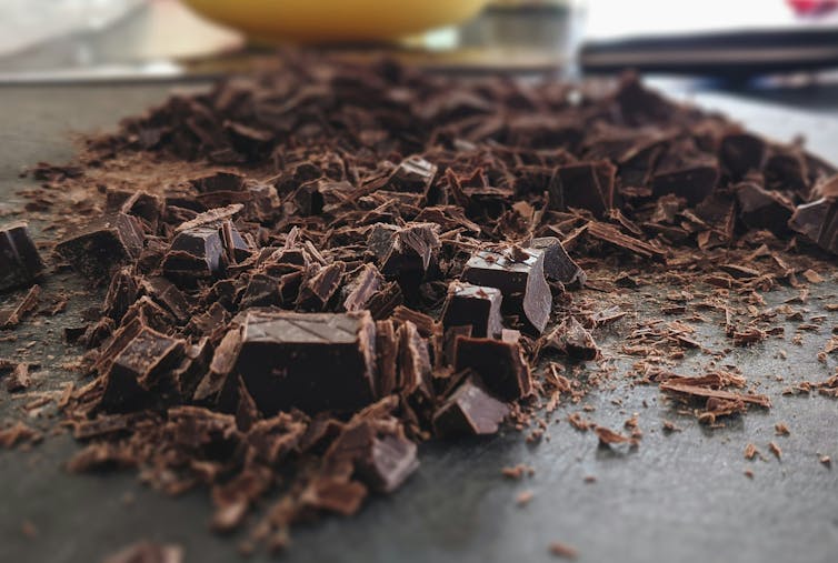 شکلات تلخ را روی تخته خرد کنید.