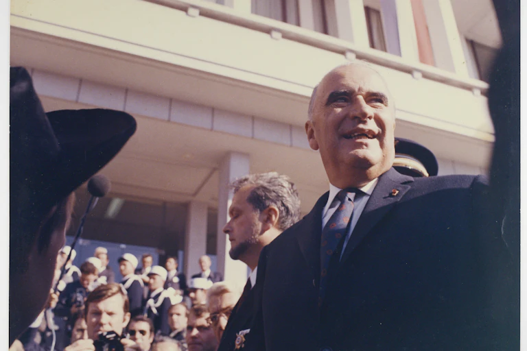 Visite officielle de Georges Pompidou à l'hôtel de ville de Brest en octobre 1971. À sa droite, Georges Lombard, maire de Brest.