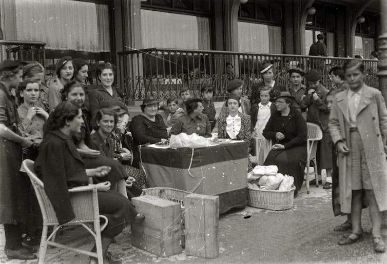 Campaña de cuestación de mujeres de la sección femenina en San Sebastián, 1937.