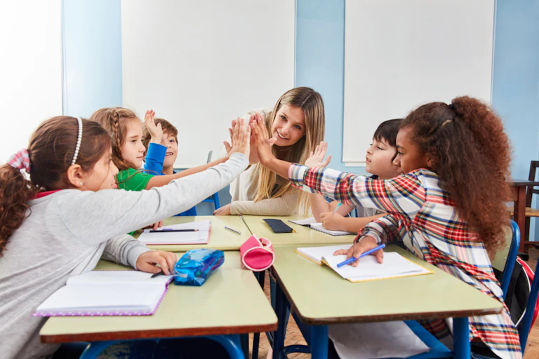 Des élèves en classe et leur professeur