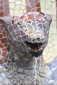 Figura de cerámica en la escalinata del Parc Güell. Foto: Ardfern - Own work, CC BY-SA