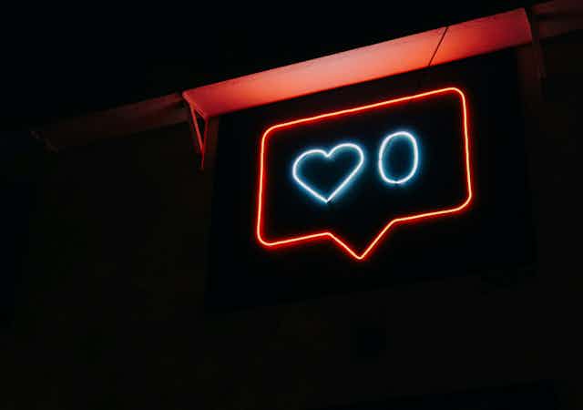 A neon sign shaped like a pop up notification indicating 0 hearts.