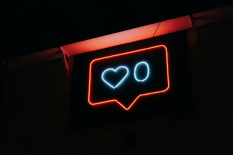 A neon sign shaped like a pop up notification indicating 0 hearts.