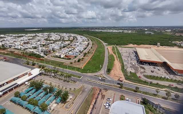 Vista aérea de Mossoró mostra Shopping Partage, Alphaville e Atacadão. Ao fundo observa-se o residencial Mossoró I, II e II (mais à esquerda) e mais centralizado o Condomínio Quintas do Lago. Por trás do Quinta dos Lagos é o bairro Abolição.
