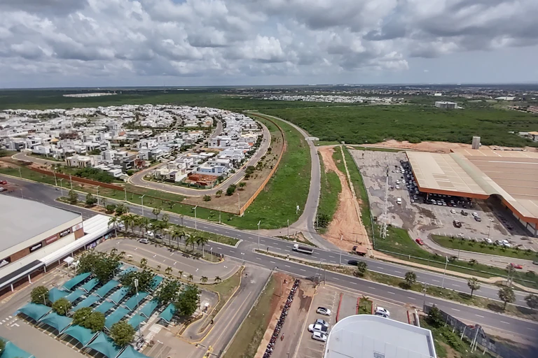 Vista aérea de Mossoró mostra Shopping Partage, Alphaville e Atacadão. Ao fundo observa-se o residencial Mossoró I, II e II (mais à esquerda) e mais centralizado o Condomínio Quintas do Lago. Por trás do Quinta dos Lagos é o bairro Abolição.