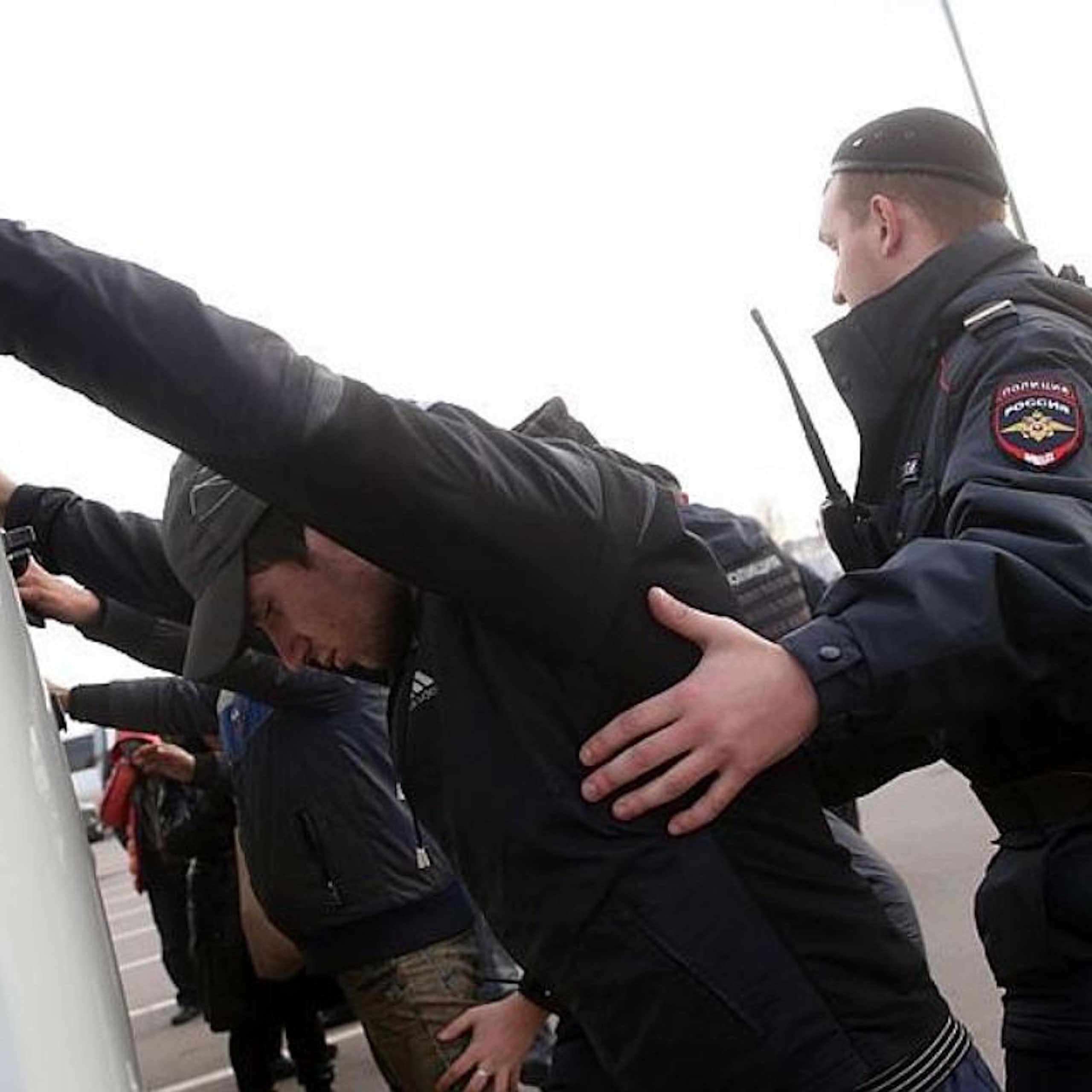 Un policier russe fouille un homme
