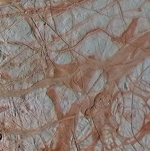 A camada de gelo de Europa flutua em um oceano com o dobro da quantidade de água presente na Terra. Nasa/JPL-Caltech/Instituto Seti