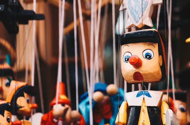 marionete de Pinóquio cpom outras marionetes atrás