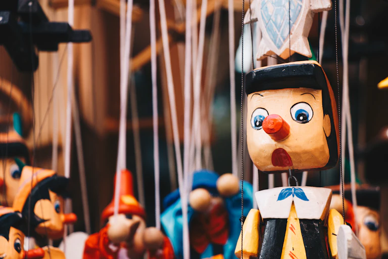 marionete de Pinóquio cpom outras marionetes atrás