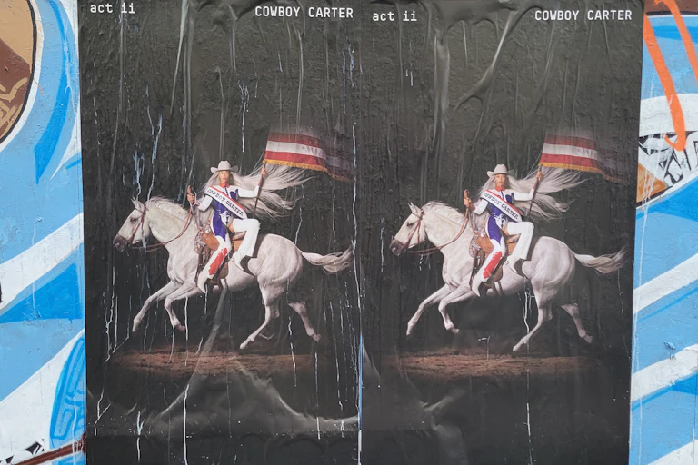 À Paris, un affichage sauvage pour la sortie du nouvel album de Beyoncé, _Act II - Cowboy Carter_, en mars 2024.