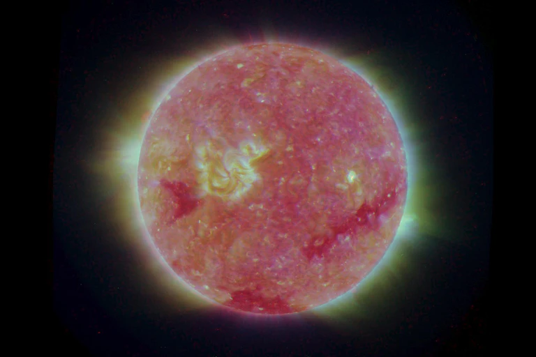 un orbe multicolore brillant sur un fond sombre