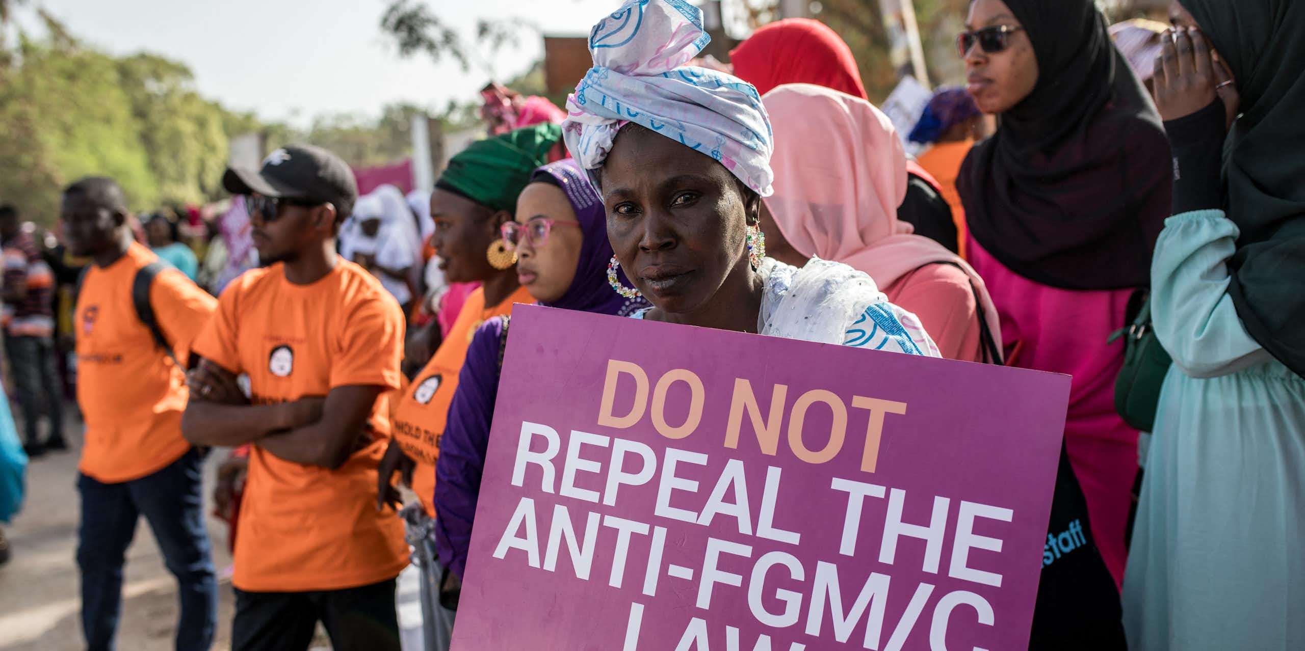 La Gambie pourrait autoriser à nouveau les mutilations génitales féminines : un nouveau signe d'une tendance mondiale à l'érosion des droits des femmes