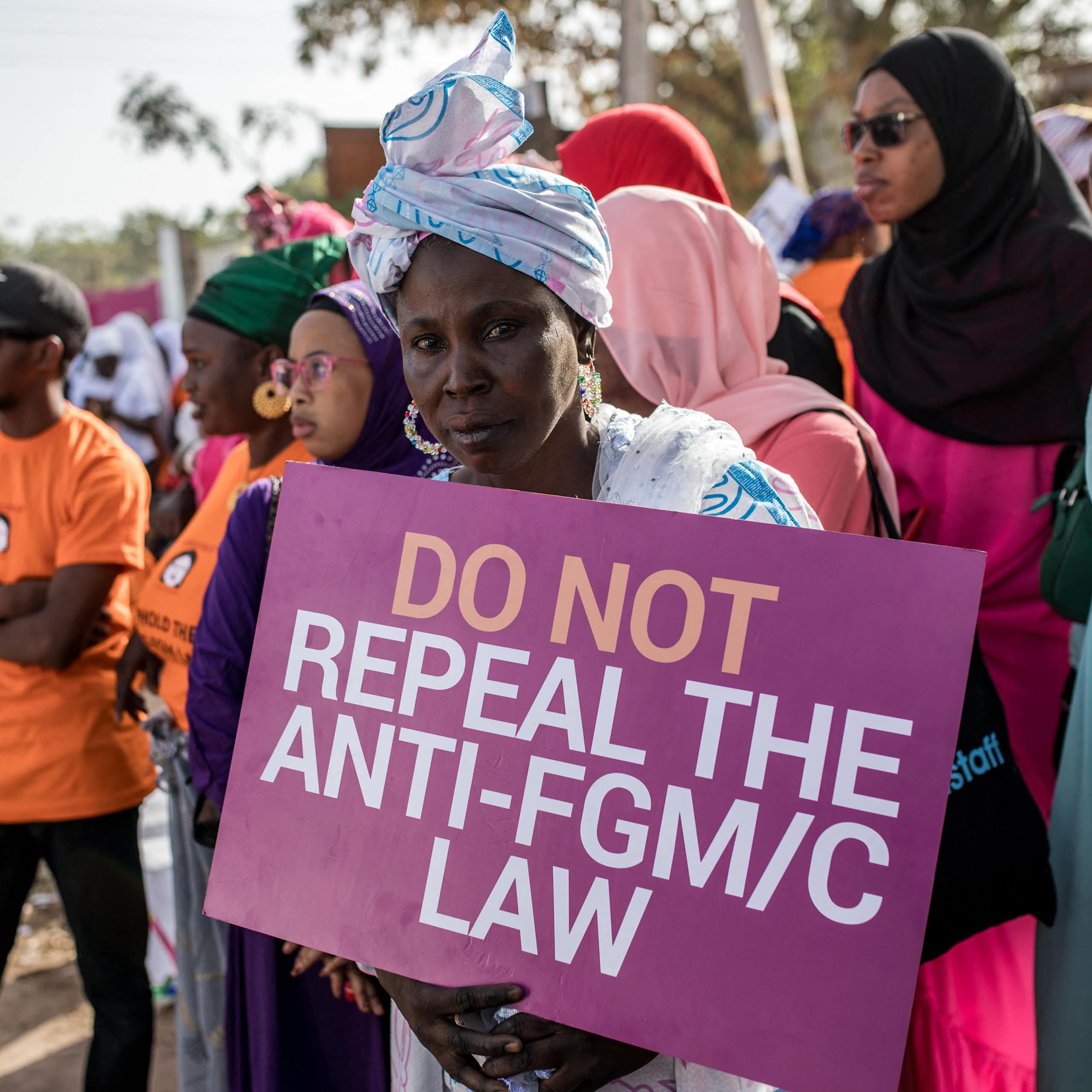 La Gambie pourrait autoriser à nouveau les mutilations génitales féminines : un nouveau signe d'une tendance mondiale à l'érosion des droits des femmes