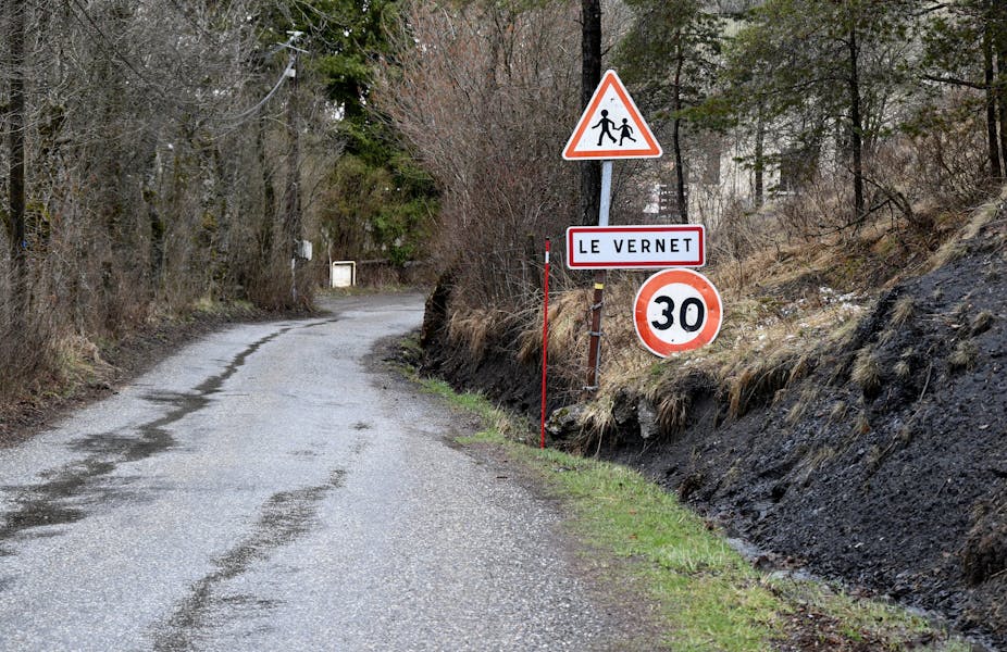 panneaux indiquant l'entrée du Vernet, village des Alpes du sud, ainsi qu'une limitation de vitesse et la présence d'enfants