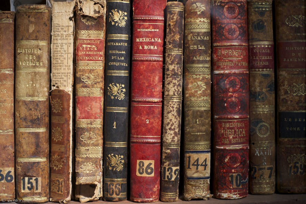 Книги бывшего употребления. Старинные книги. Стопка книг. Фон книги. Корешки старинных книг.