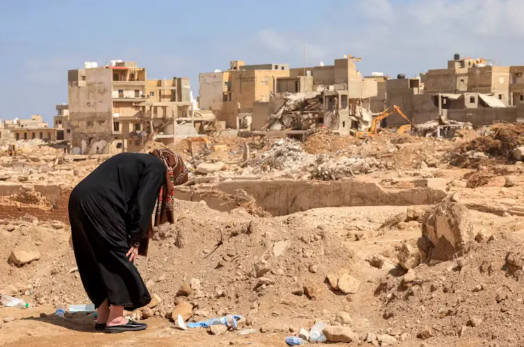 femme penchée dans un paysage désertique
